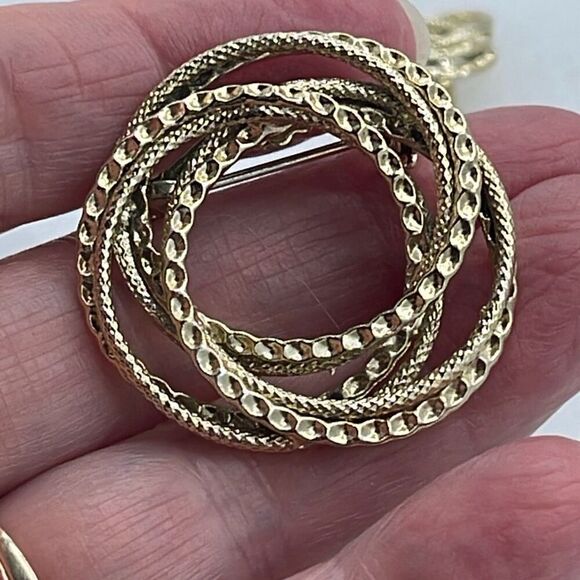 Vintage ornate swirl textured brooch and earrings set. - Picture 2 of 7